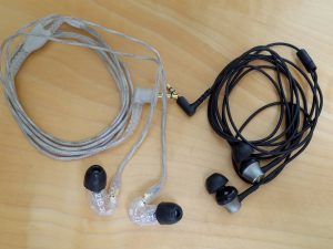 SHURE SE215 とSONYのイヤホンの画像