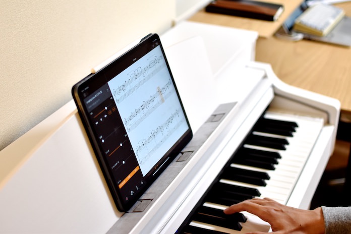 弾きたい曲（MIDIファイル）をiPadへ転送。楽譜が表示される。